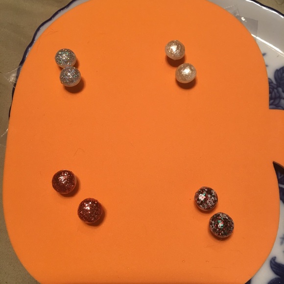 White sparkle button earrings - Picture 2 of 5